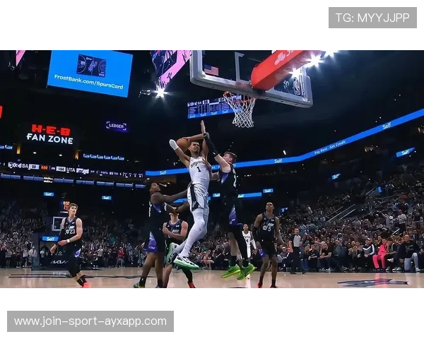 NBA字母哥扣篮瞬间:从场馆到训练场的力量启示 NBA字母哥扣篮瞬间:从场馆到训练场的力量启示
