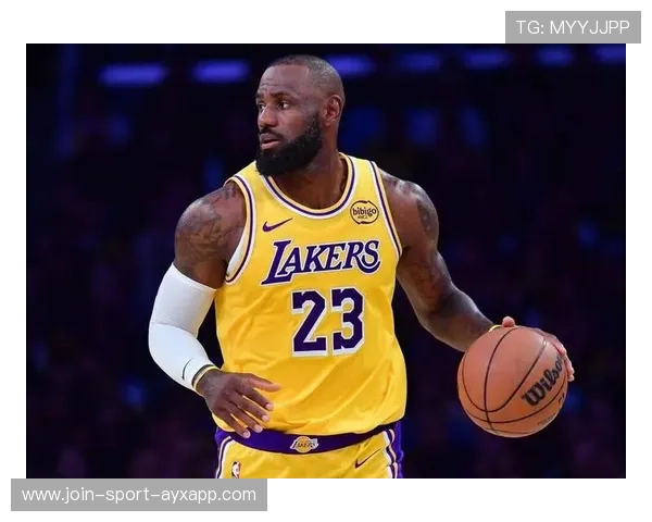 詹姆斯关键时段再次得手,湖人迎来掌声